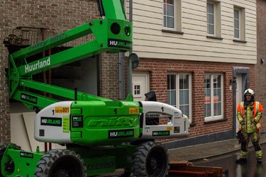 Hoogwerker knalt door gevel Hoogwerker knalt door gevel