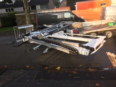 Hoogwerker op een aanhanger. Hoogwerker op een aanhanger.